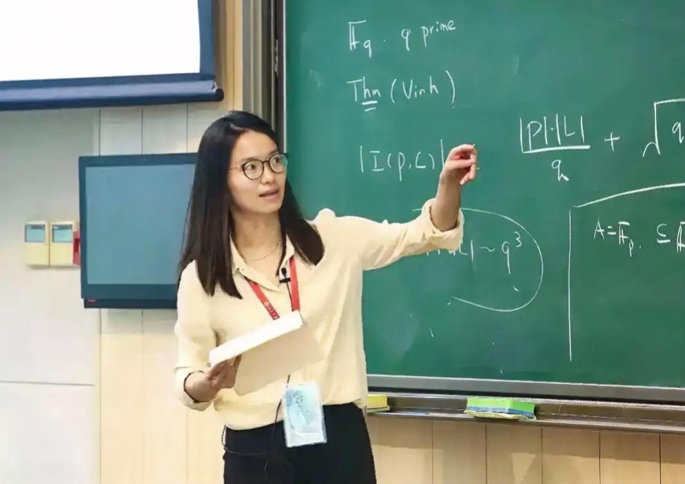 难怪王虹5岁就能读二年级，并非单纯天赋出众，也不是家境优渥。

她4岁意外烫伤居