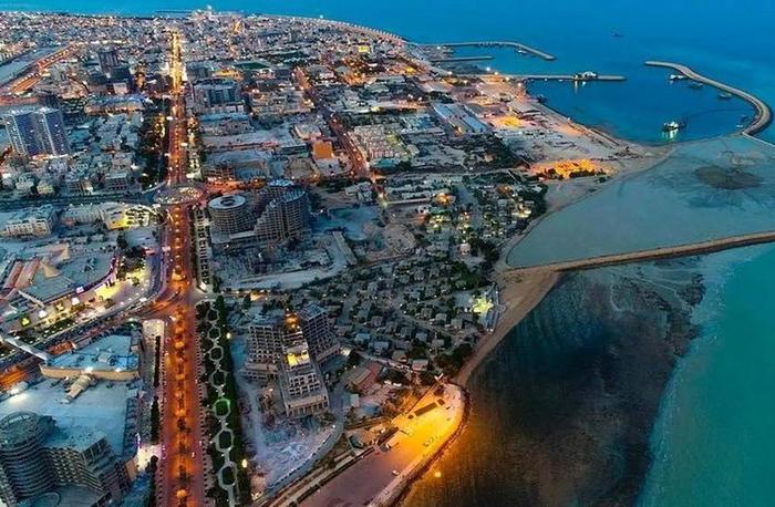 伊朗外交部长阿拉格齐称，美军3月7日袭击了伊朗南部格什姆岛海水淡化厂，这座维系周