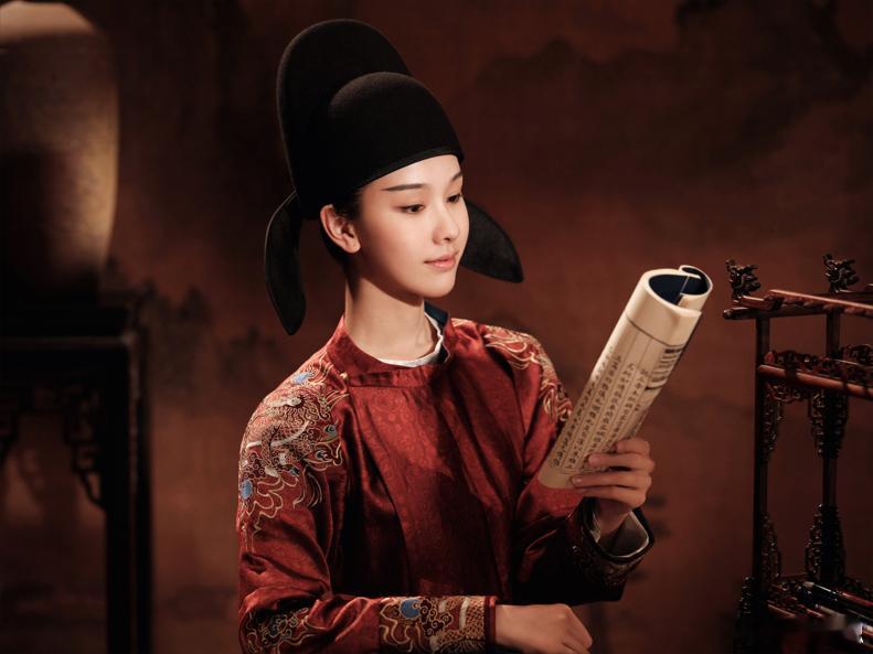 陈都灵在跨越时空的楼阁相会这组十周年的照片，陈都灵通过上官婉儿的造型，完美演绎了