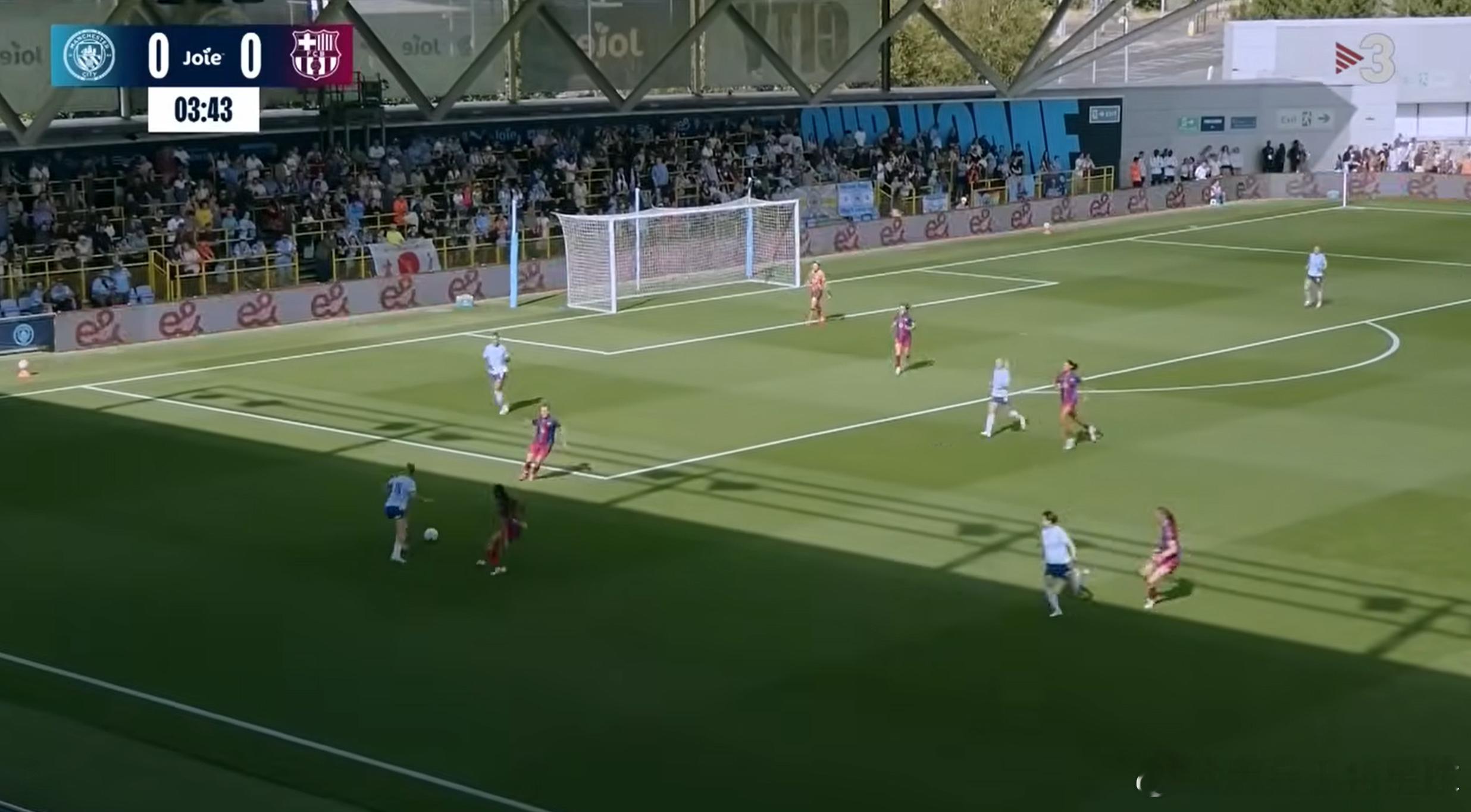 barclayswsl 【半场：巴萨2-0曼城】巴萨女足的进攻和防守，本质上都是