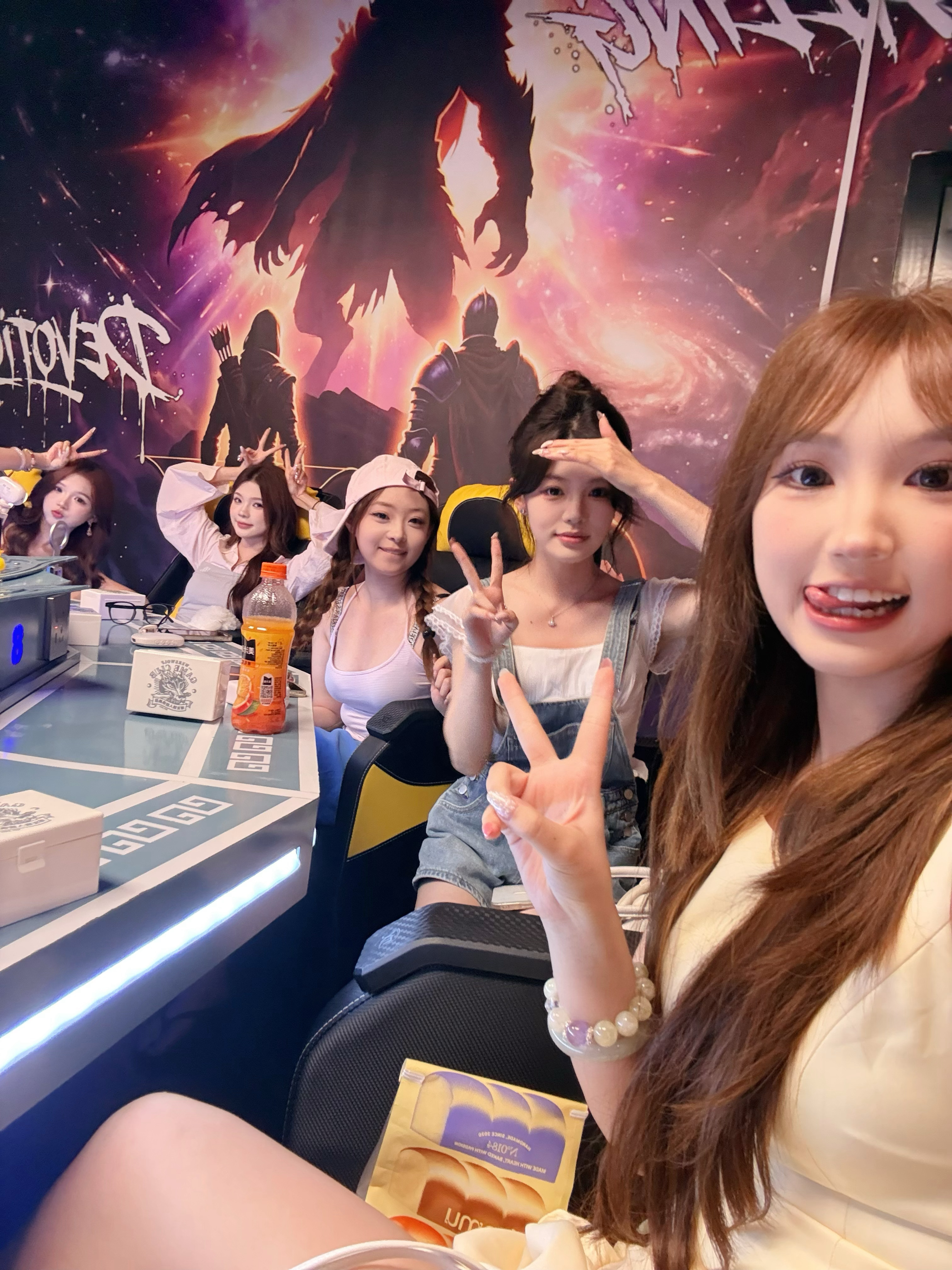 我们来玩狼人杀了！但好可惜不是那种会掉下去的狼人杀你们懂吗！我以为是那种但不是。
