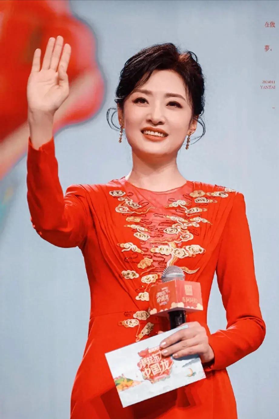 昨晚，最大的惊喜是周涛带来的！一袭中国红修身长裙配高跟优雅迷人，轻松美成全场焦点