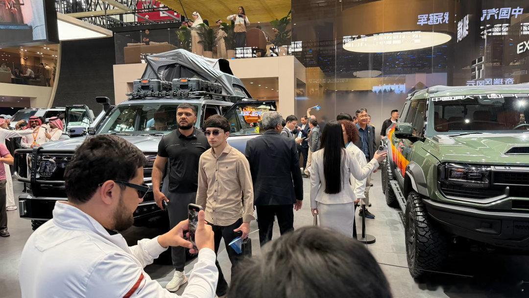 捷途这次来了几个大家伙，不过就这个现场很有意思，感觉不是北京车展，好像在海外看车