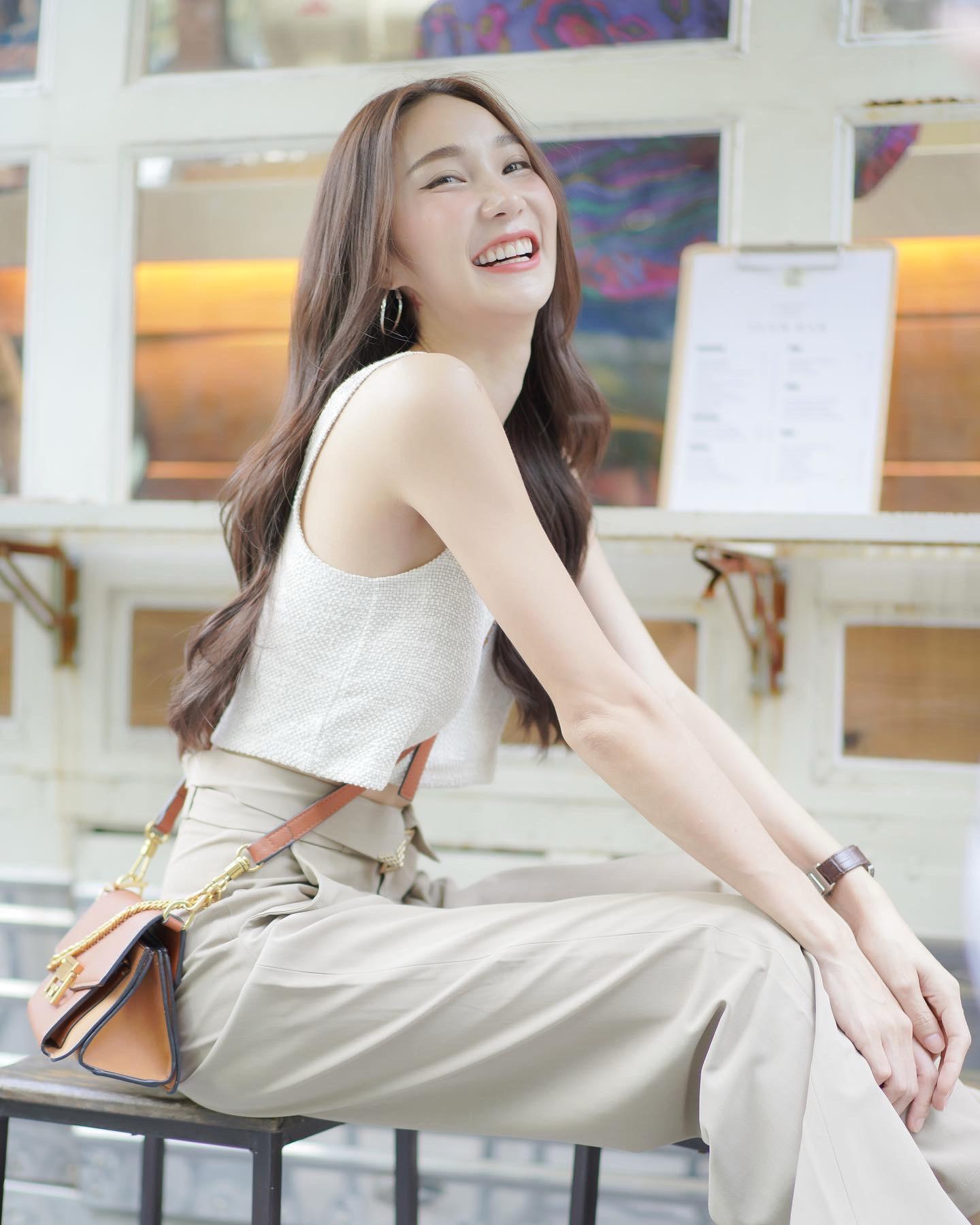 回去告诉你妈。有个开保时捷少妇想给你一个家