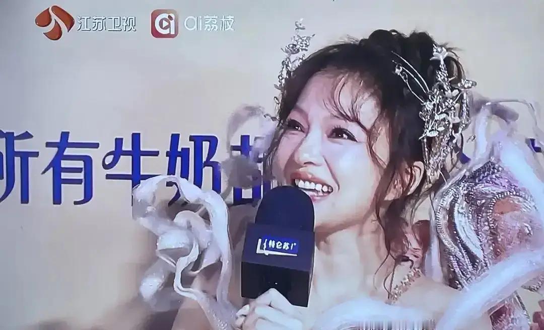 她高音刚起，全场瞬间安静
 
澳门银河综艺馆，跨年倒数前五分钟。张韶涵踩着深蓝渐