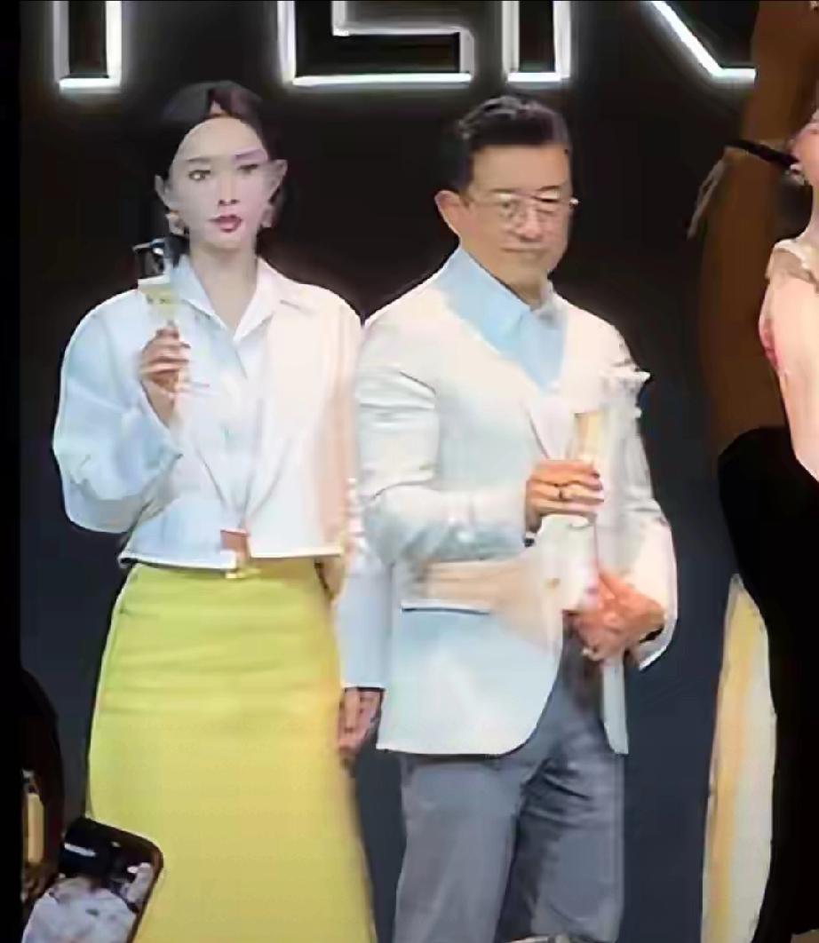 景德镇晚宴太现实！唐嫣被灯光显肿显疲，孟子义全程冷场遭边缘化
 
     景德