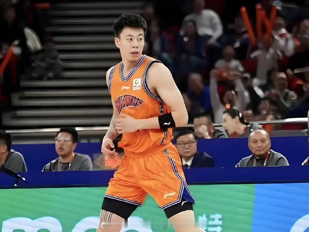 上海久事男篮以4年顶薪和张镇麟达成续约，根据CBA规定他的年薪将是顶额600万人