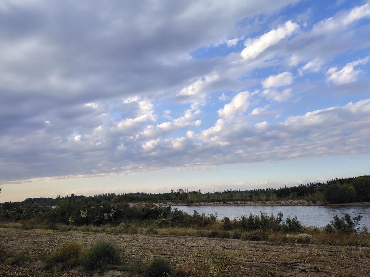 即使此刻步伐沉重，也要记得每一步都在靠近梦想，你比想象中更强大，坚持下去，未来会