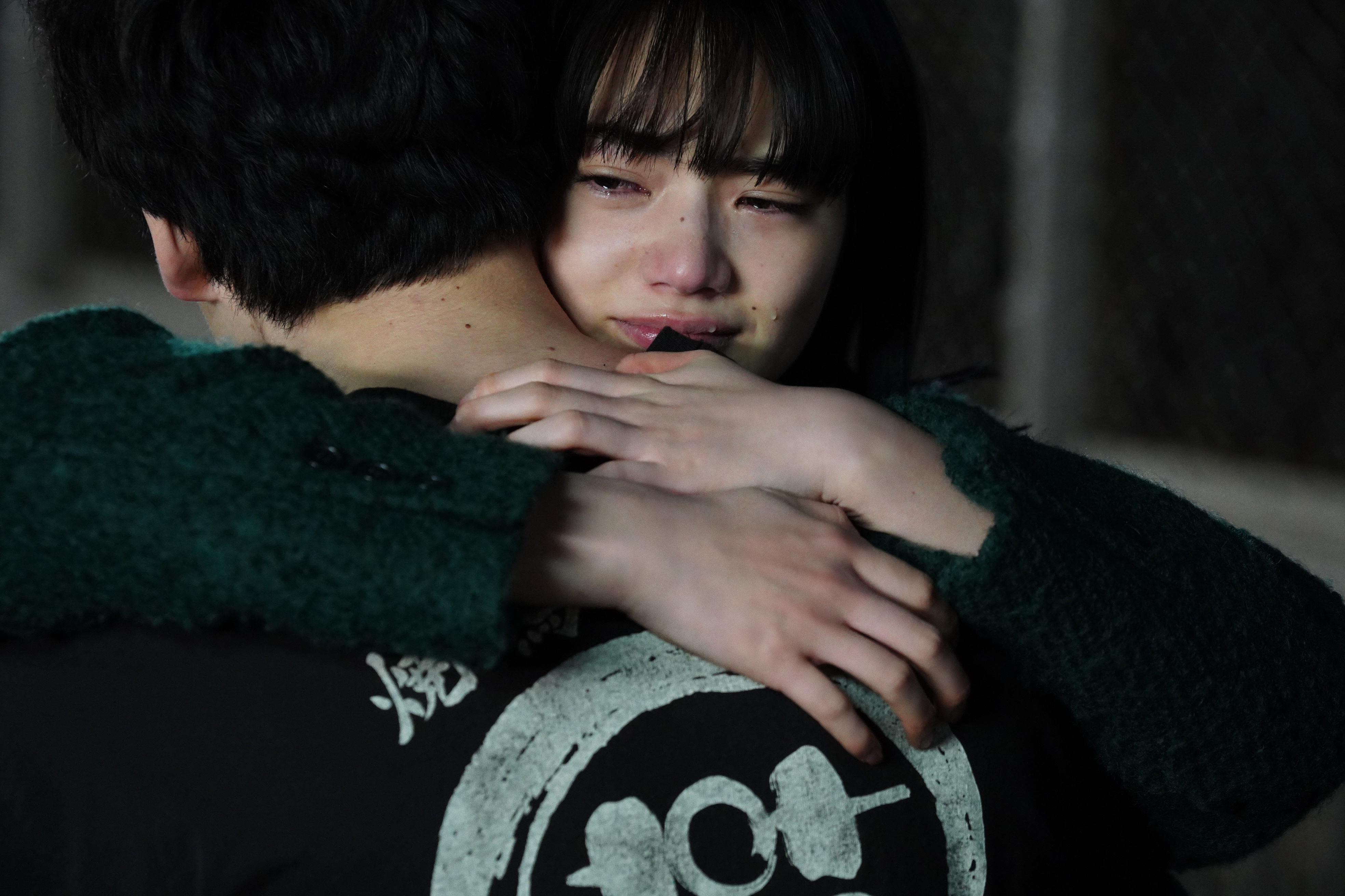 有时我们弄不清楚，进屋后的拥抱，是习惯，是喜欢，是补偿，还是一种有效关系的证明。