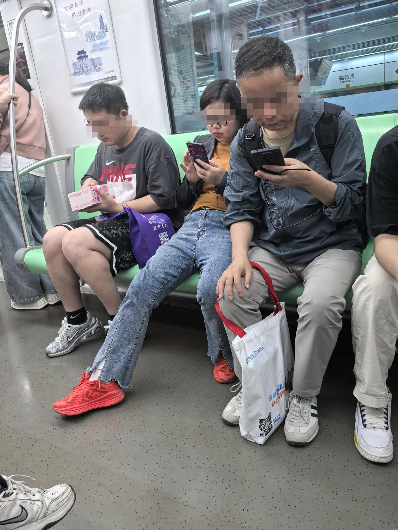 苏州人太有钱了。
苏州地铁一号线。小伙从袋子里拿出一摞钱，一沓一沓数起来。
他胆