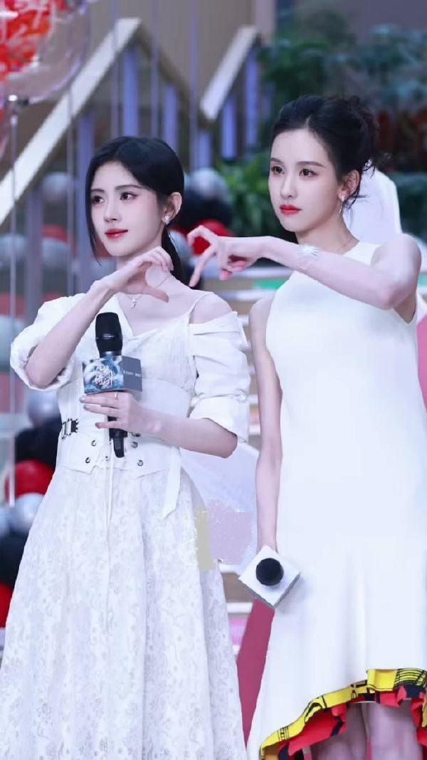 今天陈都灵和鞠婧祎一起出席时尚活动，两位站在一起真的是很有姐妹范儿。

陈都灵这