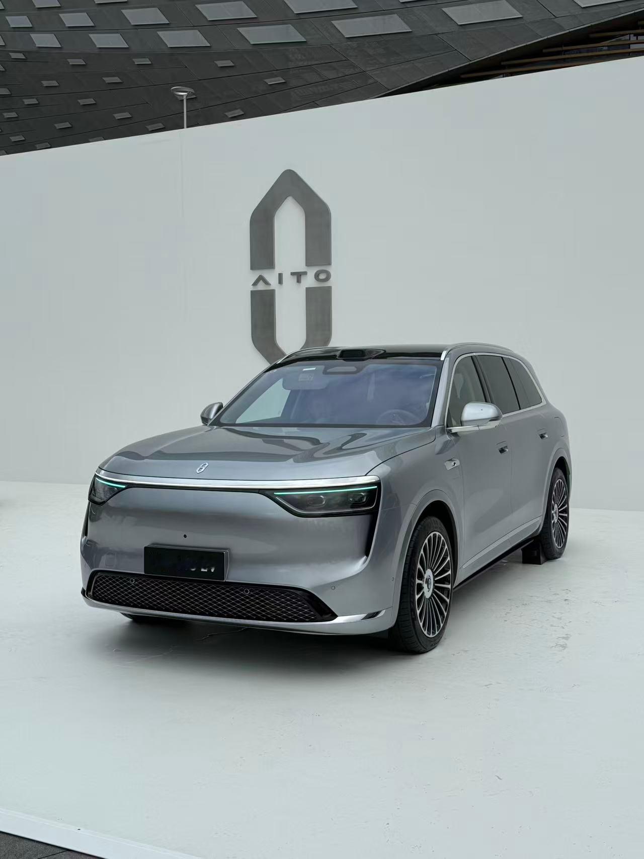 问界M8纯电版35.98万-44.98万元。全系800V宁德时代100度电问界M