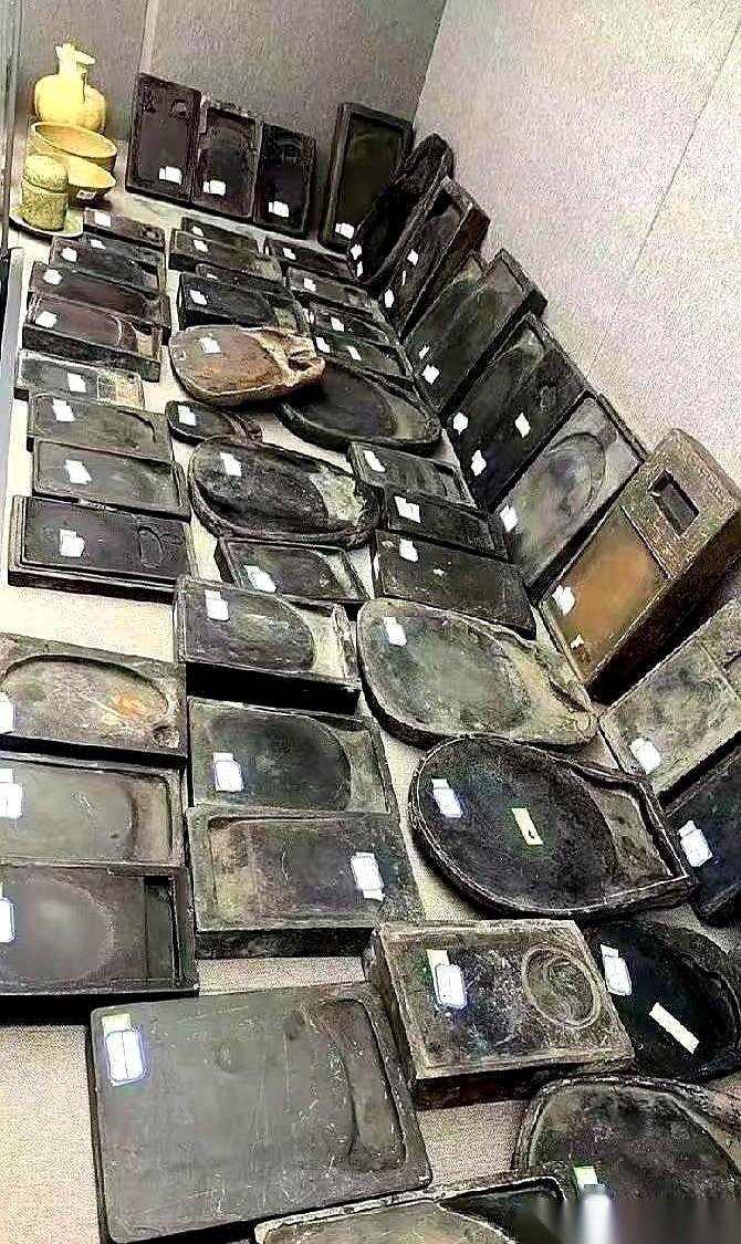 我那姐们儿气得，说真想把那一柜子“古董”全砸她老公脑袋上。
你说气不气人。满满一