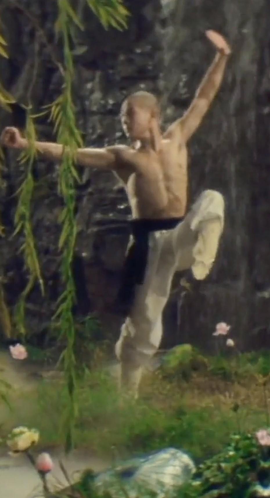 这是1984年李连杰在少林寺打了1套少林拳，虎虎生威，拳拳生风，一招一式，都有力