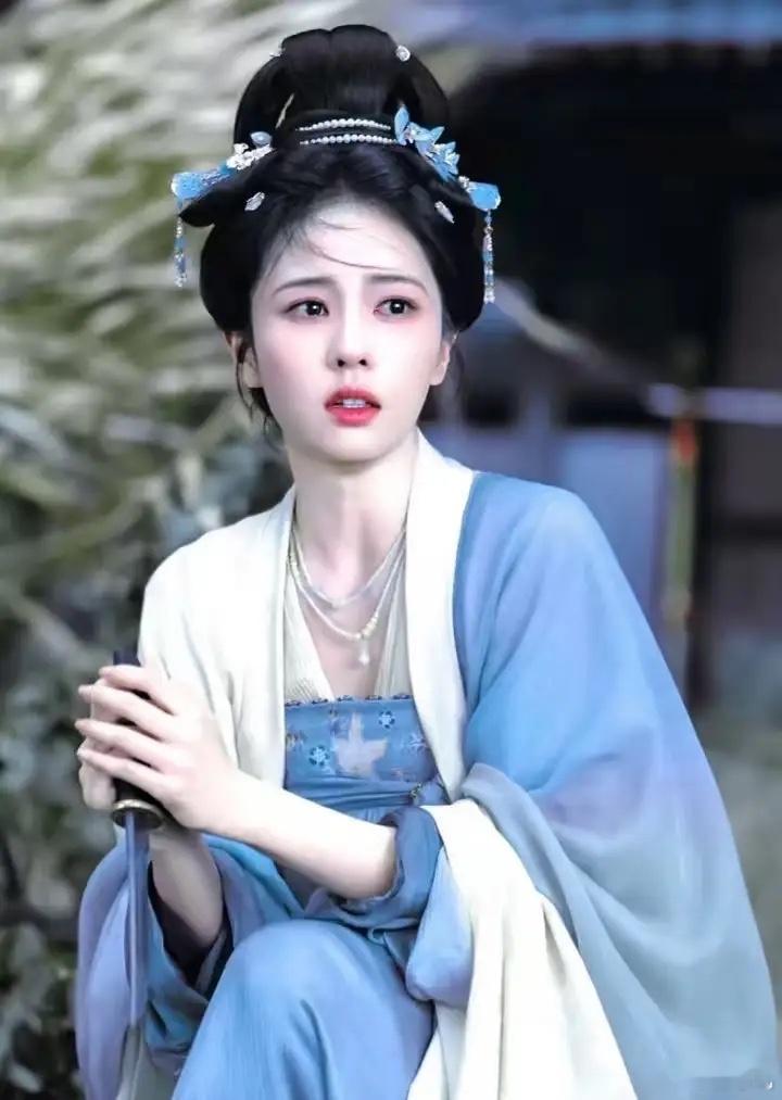 1、李一桐这体质真不是一般的体寒，简直像被冰封了一样。演了几十部女主戏，愣是没一