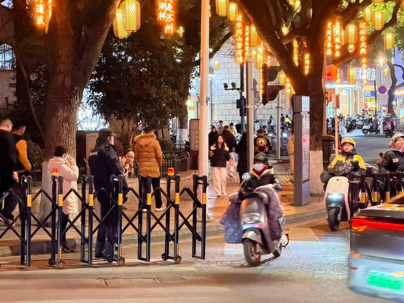 上周末在苏州在路口等红绿灯的时候路口四个角都有人看守到了绿灯就拉闸放行我理解是为