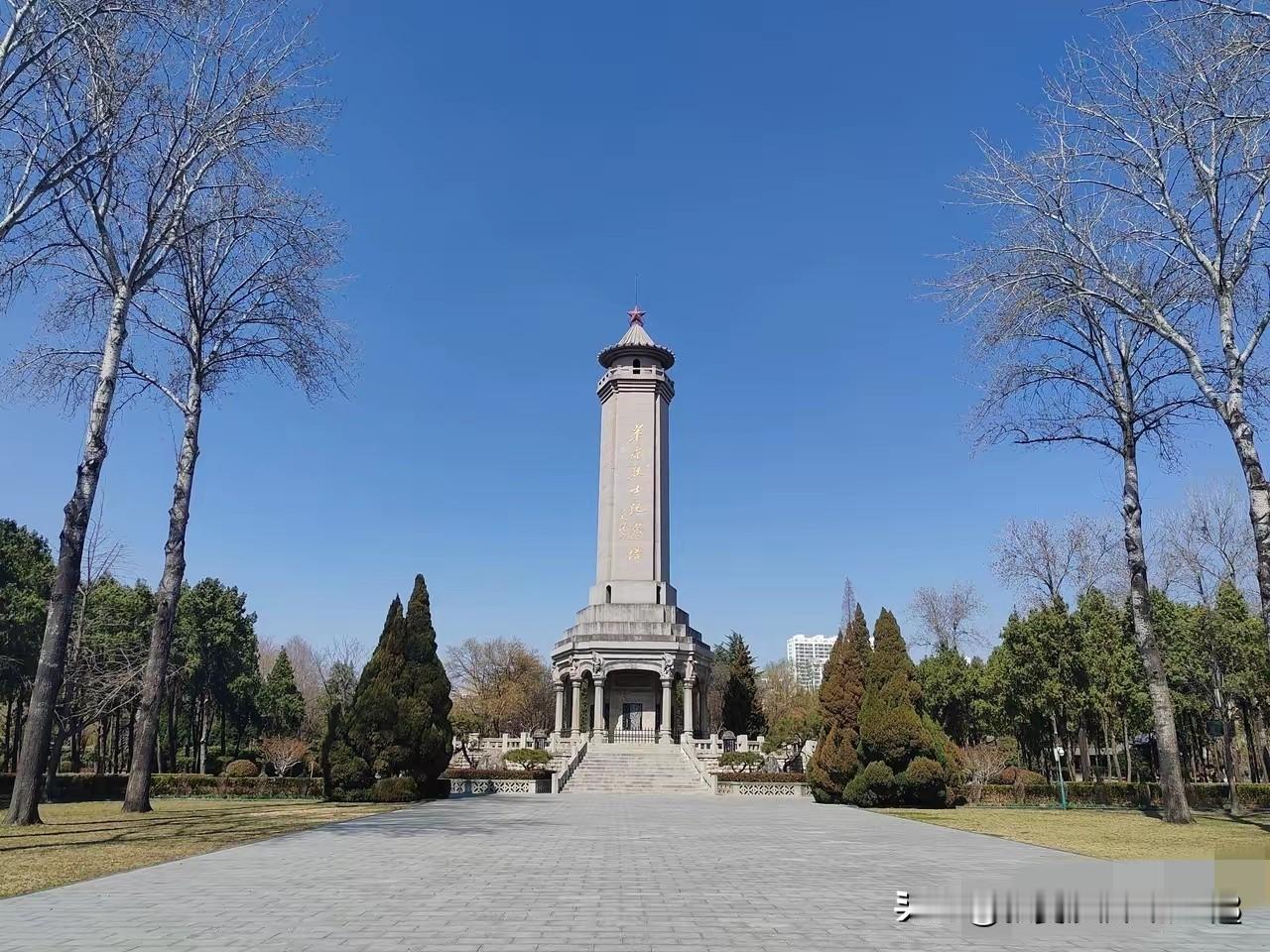 春节期间，相较于临沂各大景区的热闹非凡，华东革命烈士陵园显得冷清了许多。
这也在