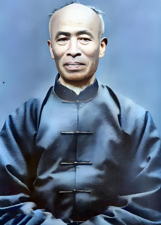 郑孝胥在历史上最著名的地方，在于他那“分裂”的双面人生。
作为文人，他是清末“同