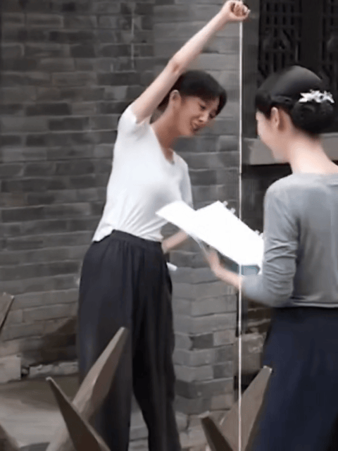 杨幂片场做八段锦谁被自律的杨幂惊艳到了！拍戏候场抽空练八段锦，颜值本来就出众还坚