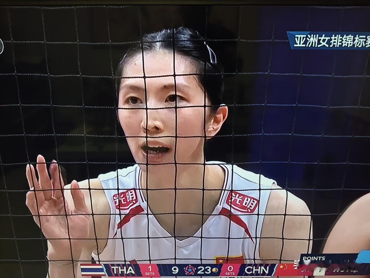 20：25，25：11，女排亚锦赛冠军争夺战，中国女排和泰国女排前两局两队打成了
