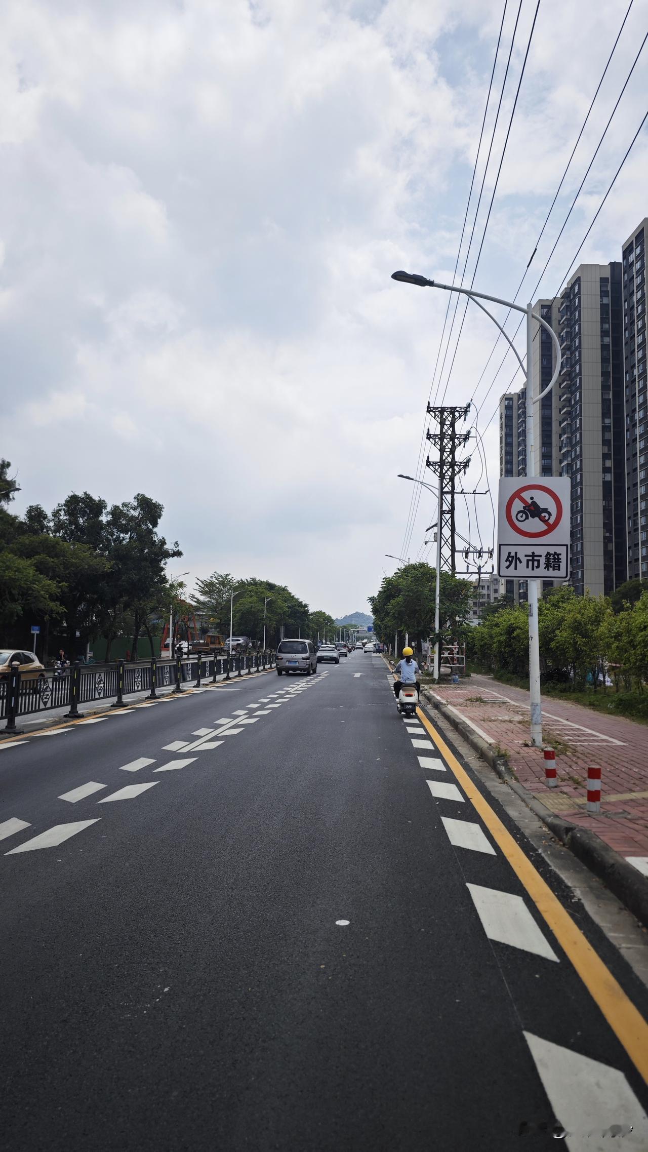 之前因为水浸工程，金岭南路保利时光印象到广生路段重新铺好了新的沥青路面，线也画得