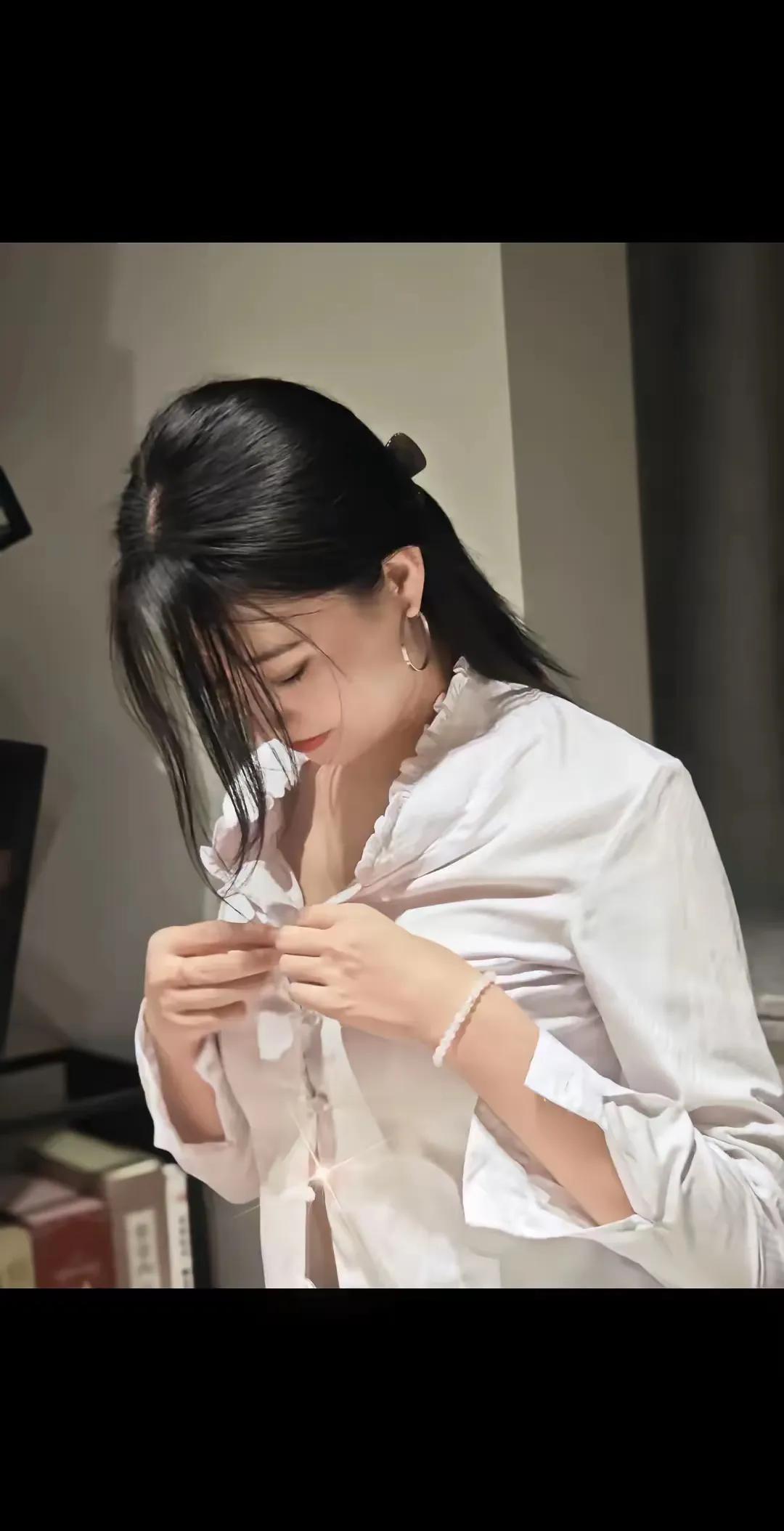 上联：一衣纽扣锁春色；
下联：？？？