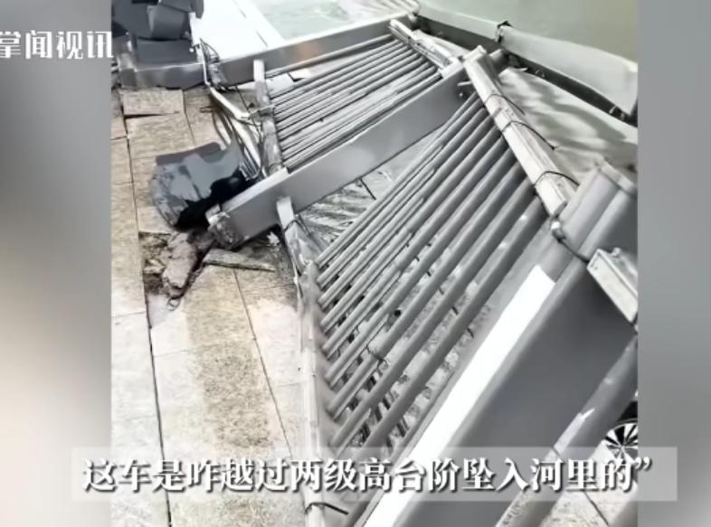 这起令人心惊的事故，瞬间点燃了网友们的热议，也再次让我们反思：在日常生活中，那些