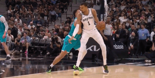 鼻子都气歪了，格威这是被文班打出了表情包[捂脸][捂脸][捂脸]
关键文班亚马成