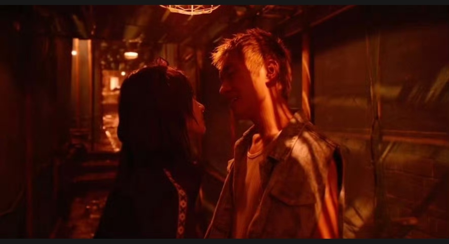 按常理，这个地方不该接吻吗？啃脖子就很怪。