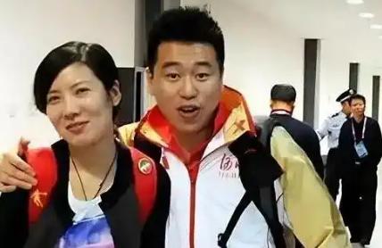 2008年，北京奥运会后，26岁的师姐杜丽找到刚满22岁的小师弟庞伟说：“你向我