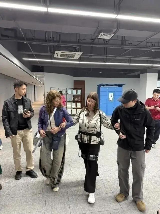 杭州一家叫太希智能的科技公司，最近因为一条视频火遍全球。

视频里，一位原本只能