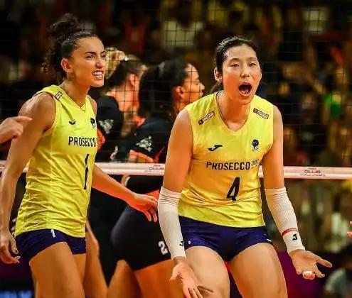 朱婷成关键先生，助科内3-1逆转晋级决赛，将冲击个人第4座世俱杯冠军！
    