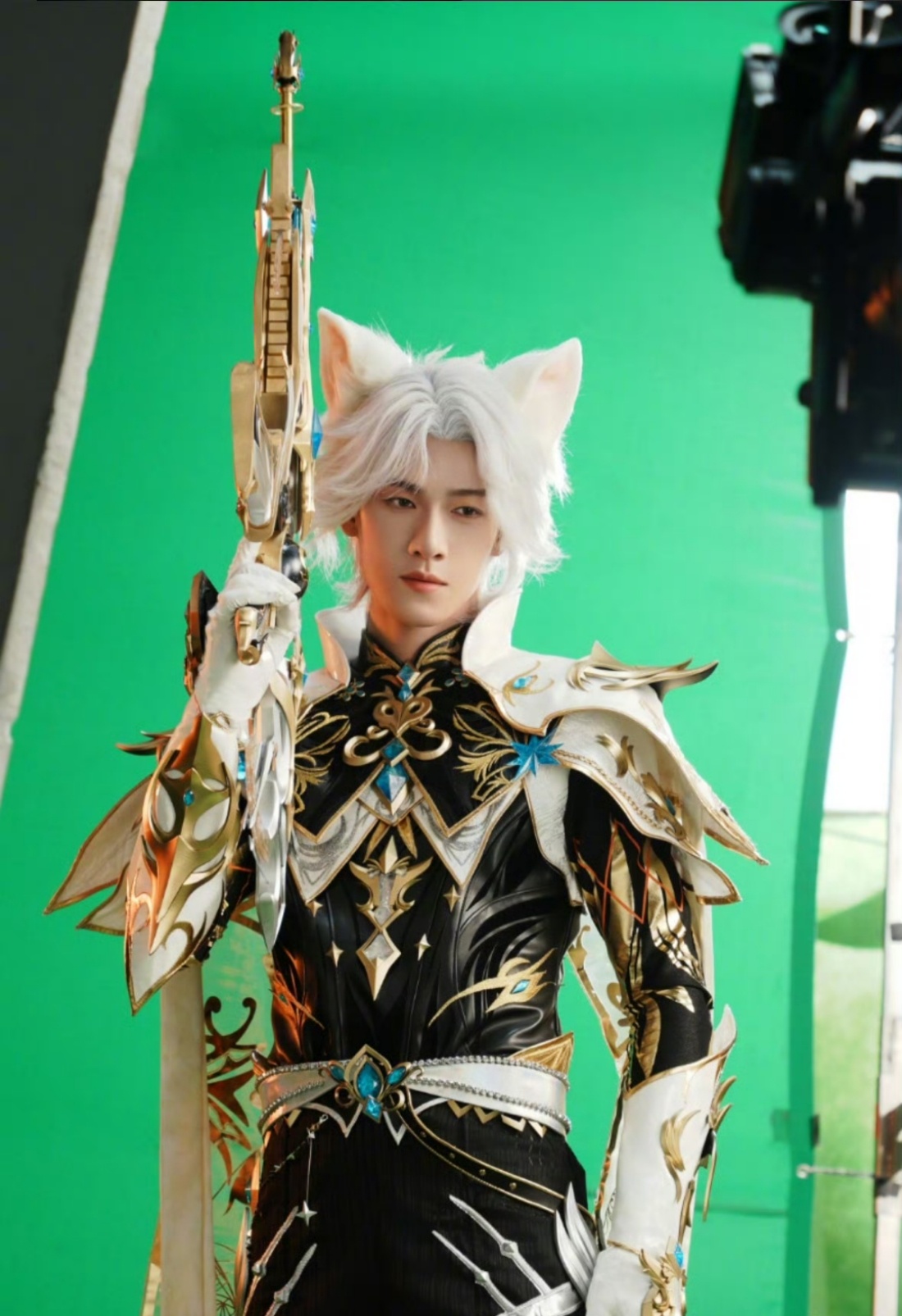 李昀锐白发魔法师造型，解锁猫塑[太开心]可塑性太强了，一点都不违和[打call]