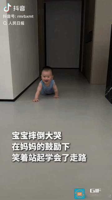 “上人民日报了！”湖北十堰，小宝宝学走路重重摔倒，当场崩溃大哭，看着十分心疼。可