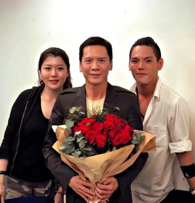 “我愿意放弃中国国籍，改成英国国籍！”2004年那阵，央视的美女主持人姜丰，二话