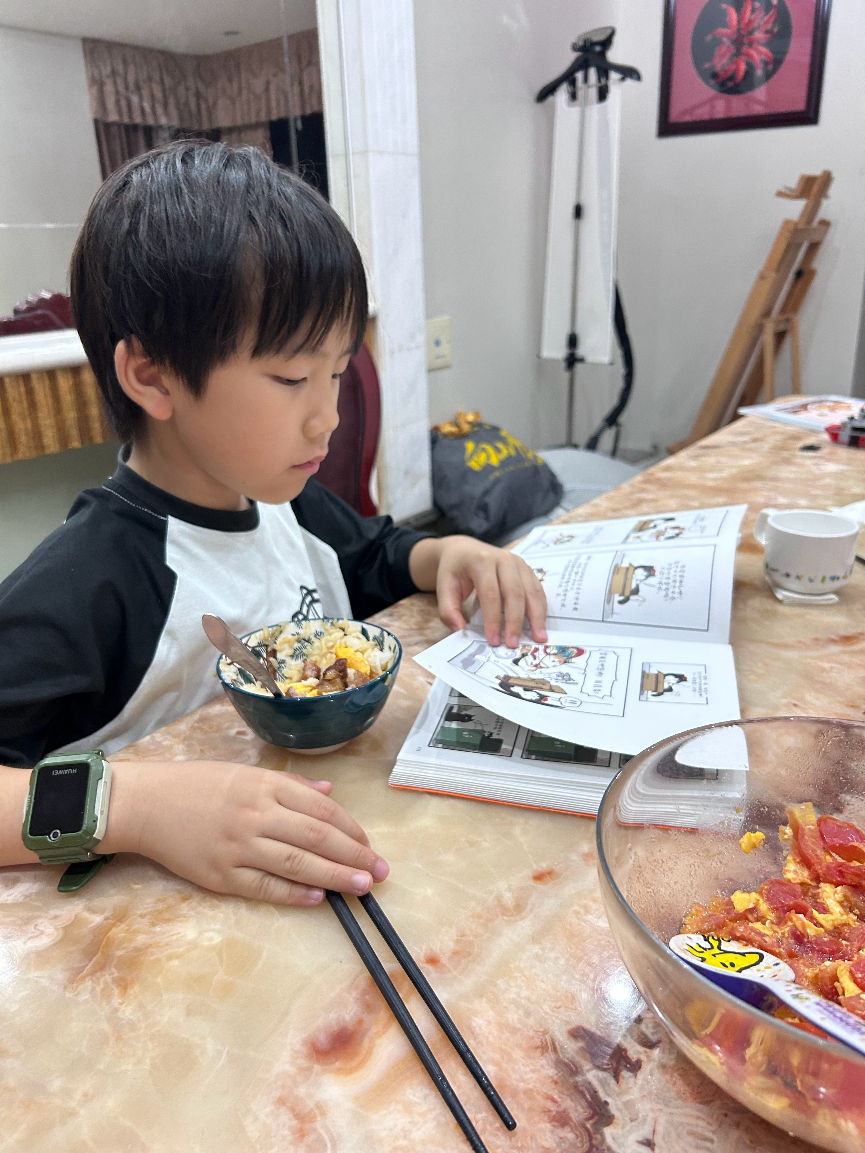 这还是我催他吃了两大勺才拍的 