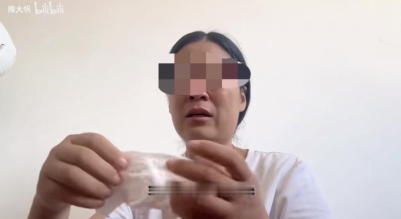 今天刷到一个视频，一个中年女人面对镜头哭的眼泪鼻涕横飞，甚至哽咽得说不下去话。她