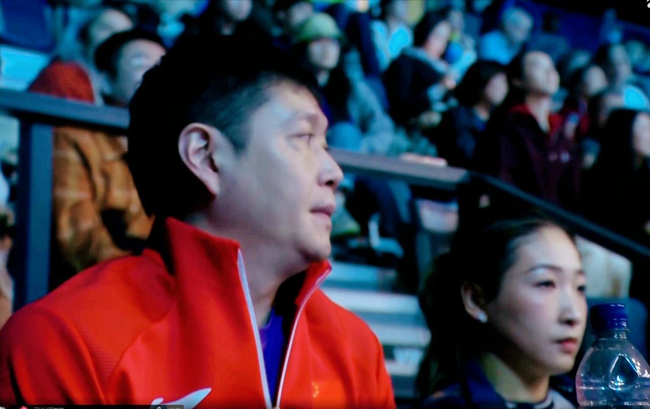 大家发现了吗？刘诗雯看孙颖莎打球，嘻嘻哈哈
而且身边人也换成了邱贻可。

但是看