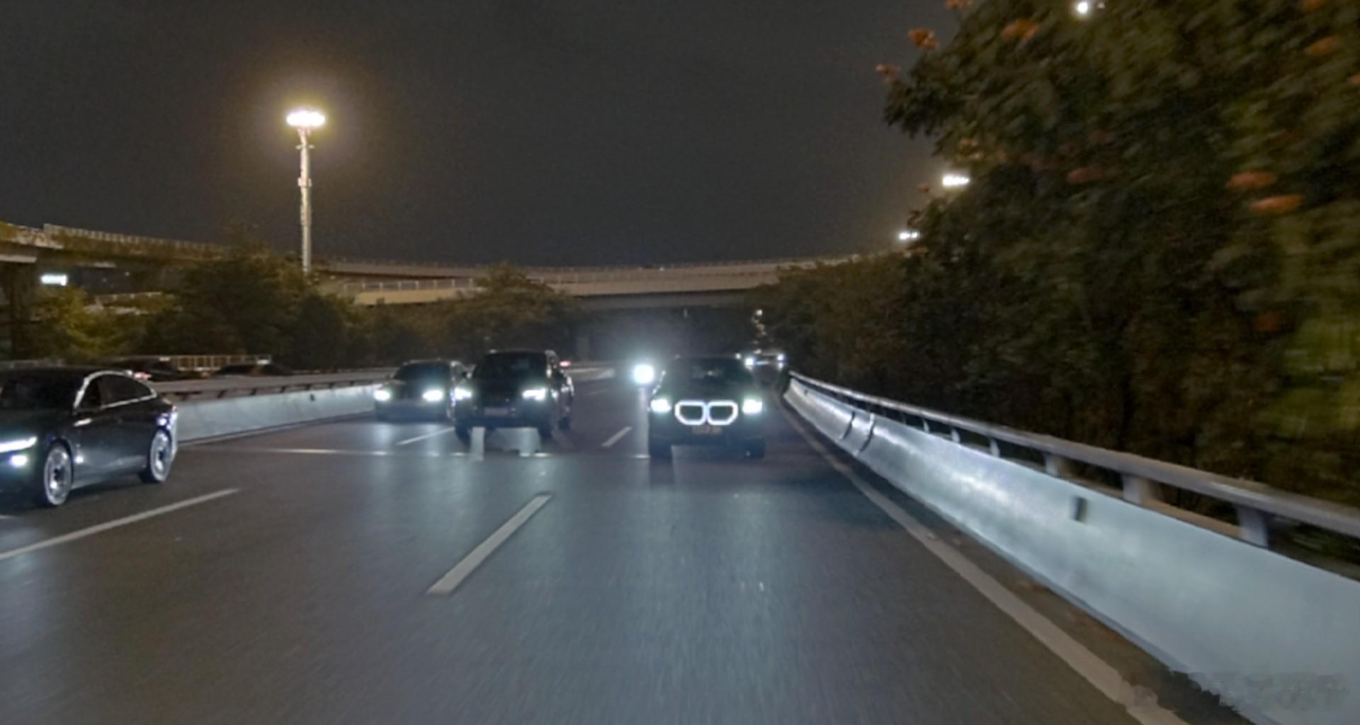 天呐！感觉我后面跟了个怪物