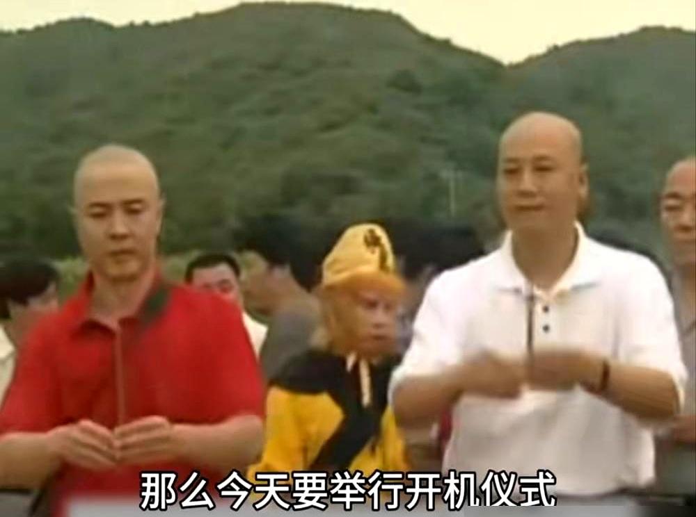 拿300万拍出3000次重播的经典，这事儿真不讲理。
 

杨洁当年靠一台摄像机