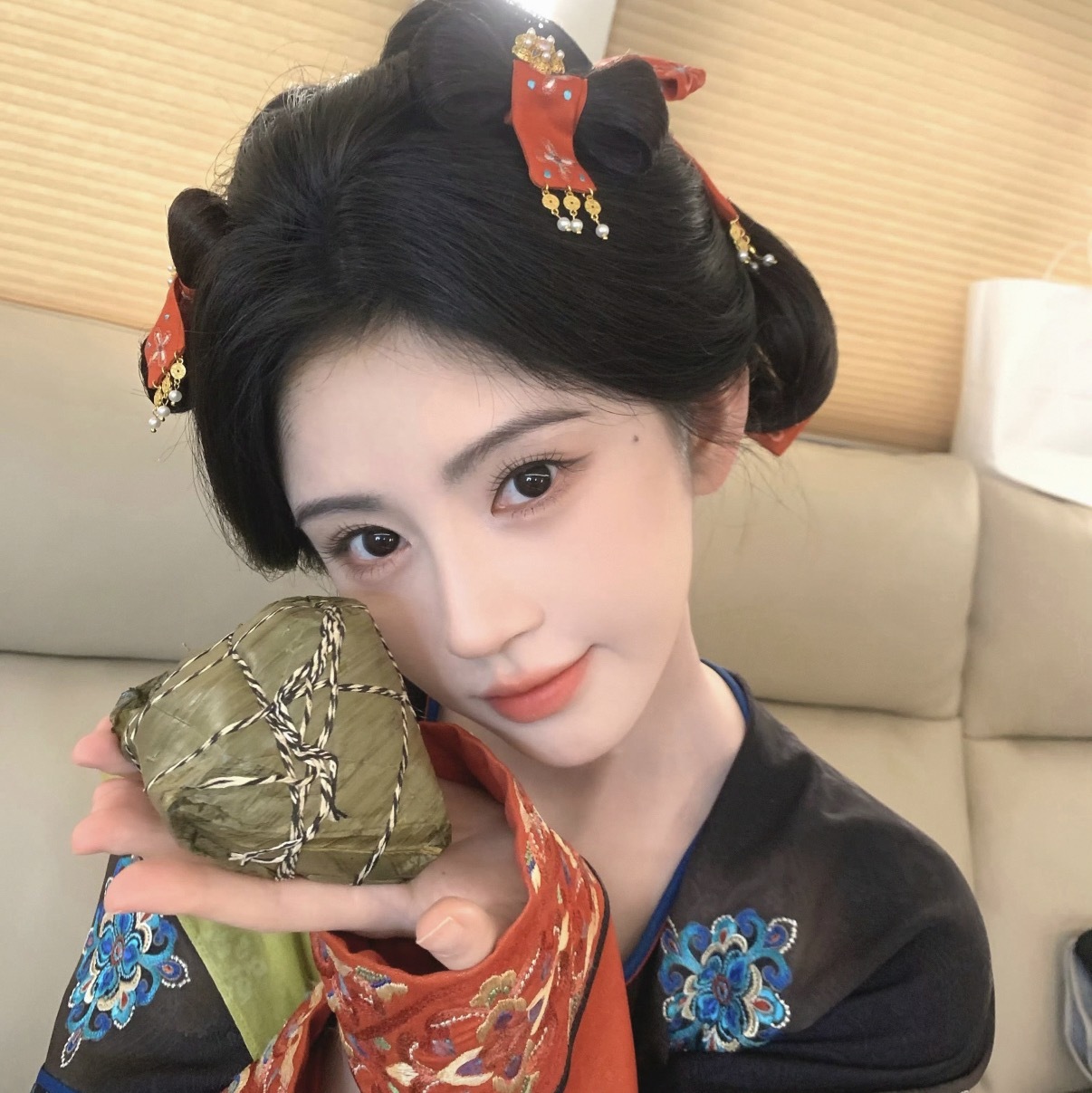 鞠婧祎脸快比粽子小了这也太夸张了，是在说鞠婧祎脸小？这对比只能让我觉得畸形审美 