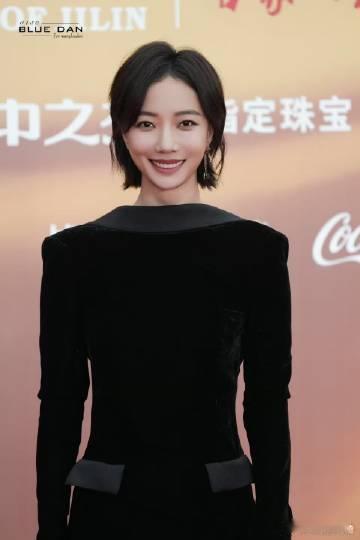 王珞丹好正的气质王珞丹今天的红毯造型真的绝了，一身黑裙衬得她既高雅又不失温度。那