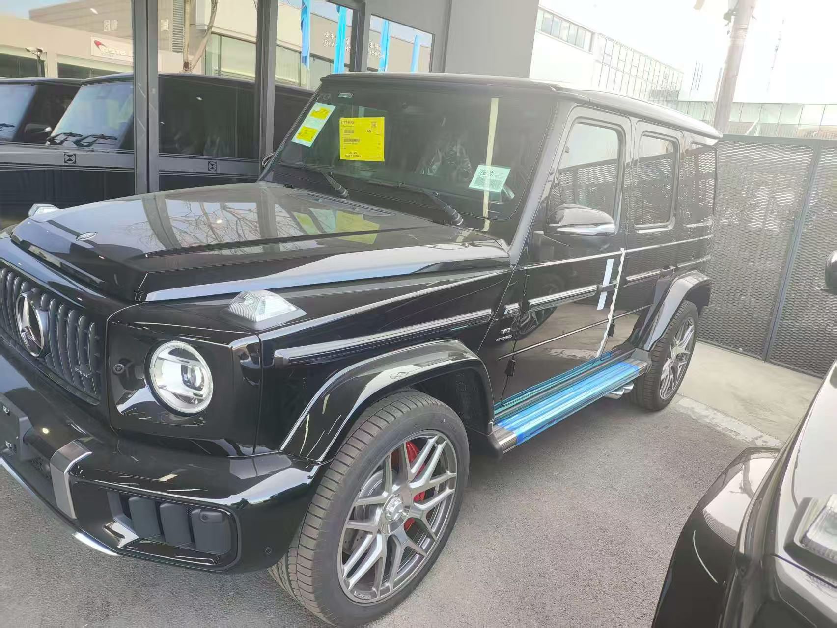 帮一位老客户安排了一台G63这台车行情特别好，加了10块钱但是车款需要走二级经销