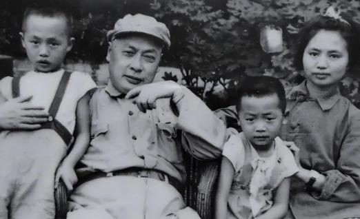 1974年，陈毅夫人张茜病重弥留之际，盯着三个儿子只说了一句话：“妹妹不出嫁，你