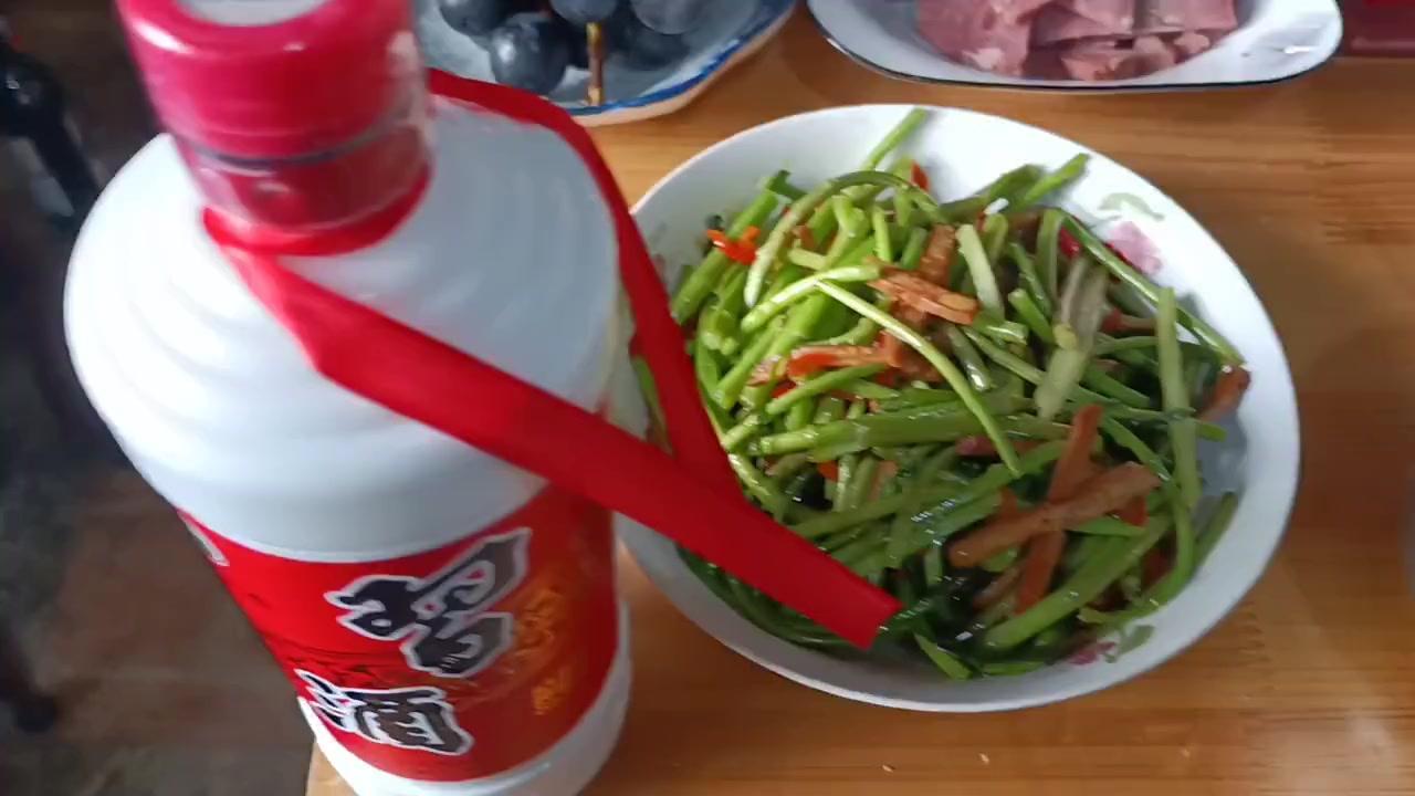 贵州好酒配好菜，一口入魂！🍲家里聚餐的快乐，就是有这么多硬菜！豆腐干、芦蒿根狮