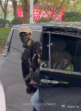 李昀锐的衣品真的绝了！搭配清风挂件又萌又有质感，往下弄墨镜的动作苏到我了～ 