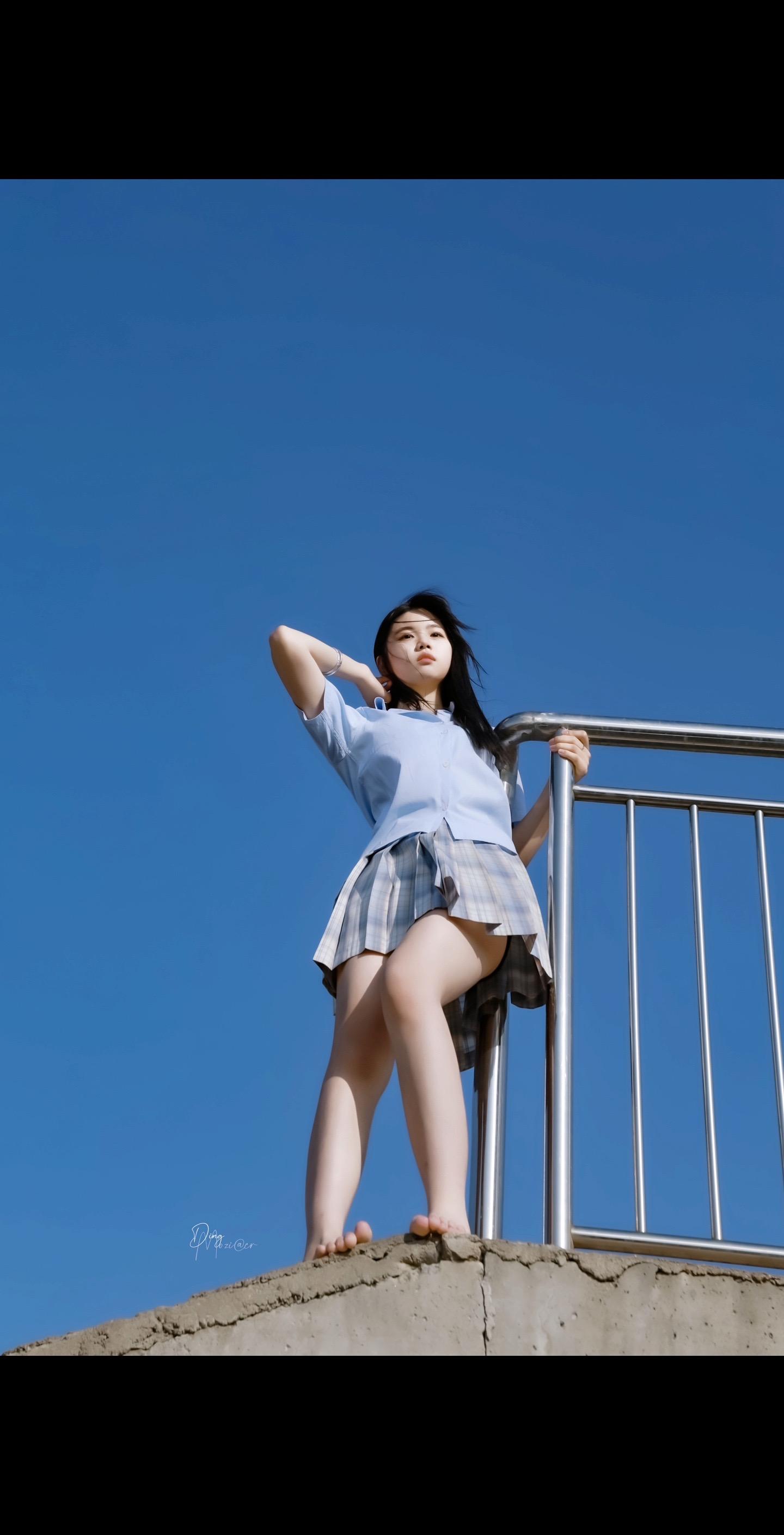 蓝天 少女｜寄夏予你。《jk少女写真》
在阳光明媚的午后，在蔚蓝的天空中，在无边的旷野，少女心满怀青春的气息，肆意绽放🌹
摄影师：丁子墨
模特： 
拍摄地点：武汉 府河湿地
拍摄器材：佳能5D3  24-70镜头