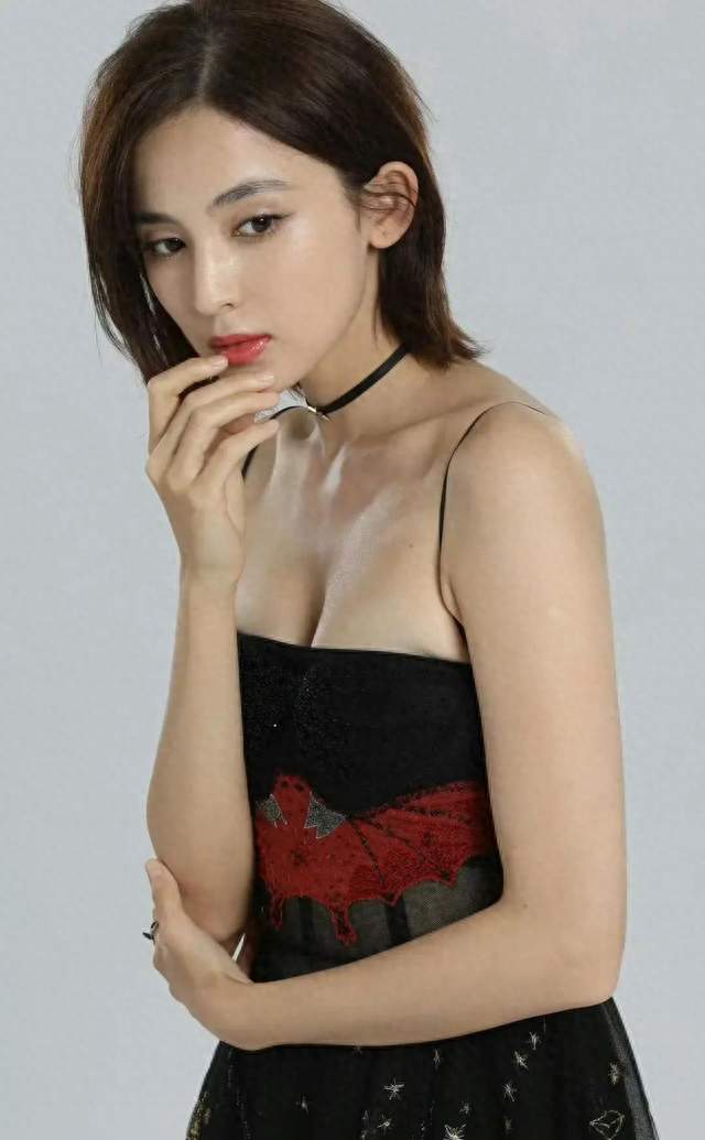 娜扎早年吊带写真，虽然皮肤很黄但颜值和身材都在线