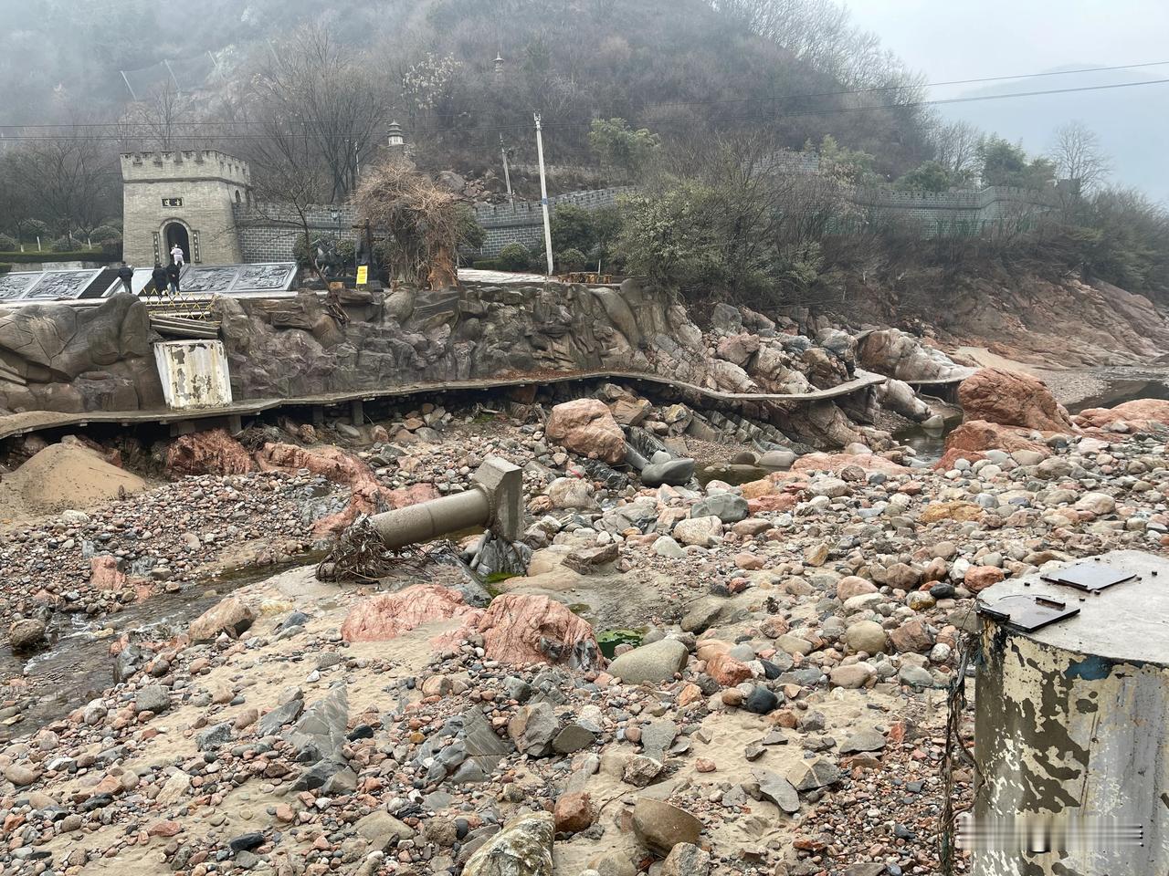 去年夏天秦岭北麓的暴雨有多大，古鱼公园里的百姓桥被毁的没有踪影，现在看起来还心有