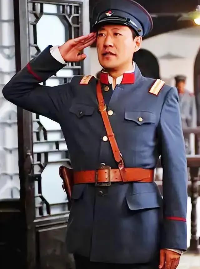 记得于震演过一部电视剧，叫虎刺红，里面有一个情节，为了逃婚，他伙同副官演了一出被